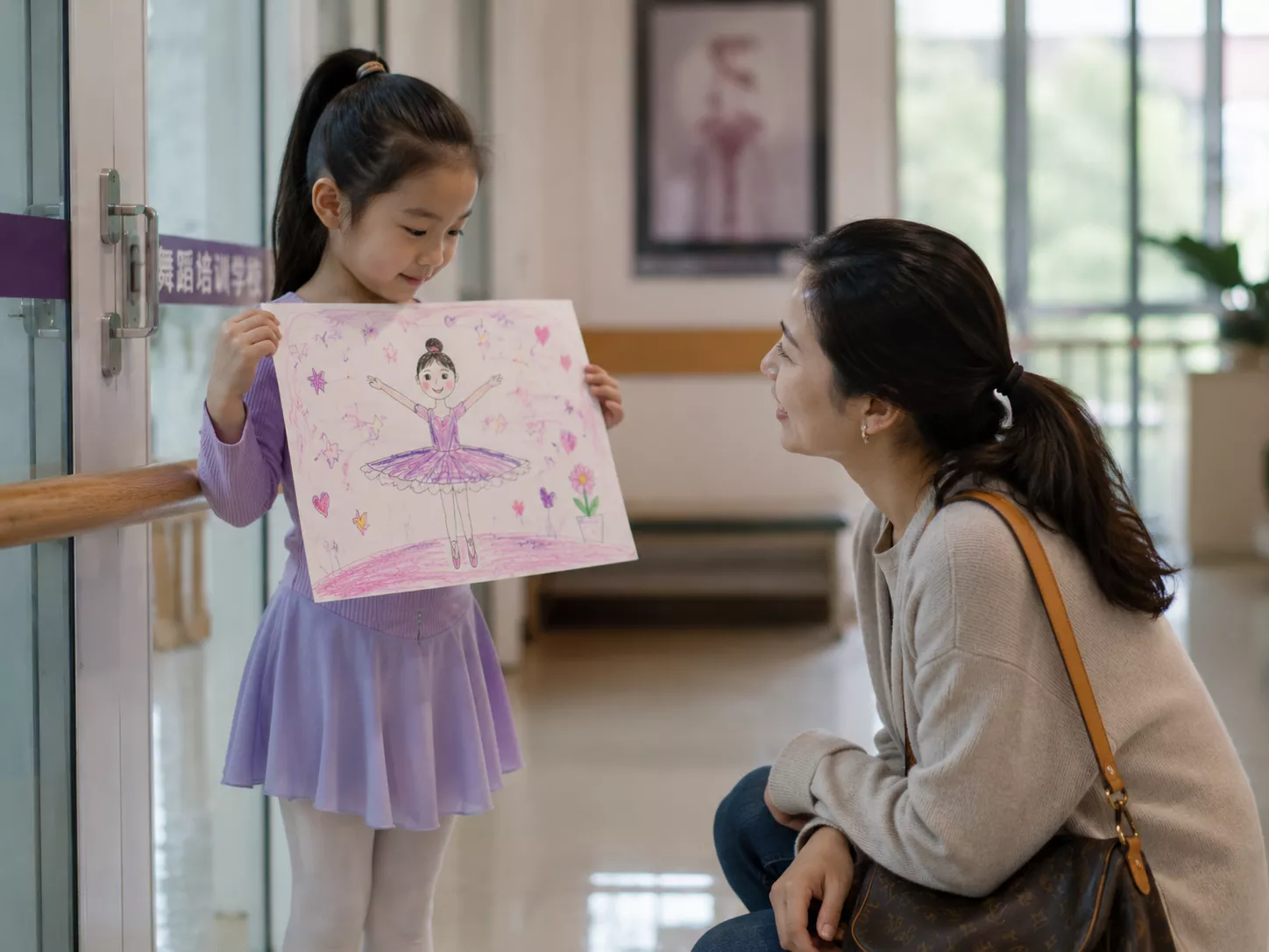 孩子兴奋展示课堂作品妈妈认真欣赏.webp